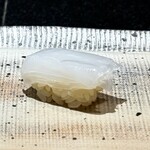 鮨 西崎 - ■白烏賊
      完全に、西崎さんのシグニチャー。
      この烏賊だけでお客さんを呼べるほど、唯一無二！
      機会に恵まれたゲストだけが分かる素晴らしさがあります。