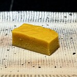 鮨 西崎 - デザートのような玉は、この日は少ししっかりめの焼き。
      もう、カステラやん(^^)