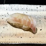 鮨 西崎 - ■鱸
      愛知県から、とっても味わいのキレイな鱸。いい意味で野趣がなくて、歯応えも程よい。
      これまた絶品！