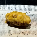 鮨 西崎 - 【追加】赤雲丹
      「木の香りが移ってしまった」とのことでしたが、たしかに。プラケースの所もありますもんね。
      ただ、赤雲丹らしい美味しさは存分にあります。