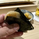 鮨 西崎 - ■平貝の磯辺焼き
      この平貝、甘〜〜い♪
      海苔の華やかな香ばしさも素晴らしく、こちらもお見事です。