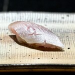 鮨 西崎 - ■春子鯛の昆布〆
      この日はいつもよりも、シャリがほんの少しだけ硬めの炊き上がり。
      ふわっふわの春子鯛との相性がちょっとだけ気になりましたが、握りのデリケートさは変わらず秀逸♪