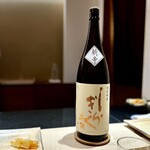 鮨 西崎 - こちらは、最初は少しふくよかながら、キレがいい。
      ネタの味わいのボリュームが増してくる後半に向けて、とてもいいです。