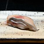 鮨 西崎 - ■鰊
      これです！店内がザワつくほどの衝撃が広がりました。
      ニシンの握りなんて、生まれて初めていただきましたが、脂乗りといい、ほんのり残るコリッとした食感といい、大袈裟ではなく震える美味しさです(^^)