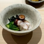 鮨 西崎 - ■胡瓜と蛸の酢の物
      大振りなカットながら、柔らかく炊いた蛸が美味しい。
      なにより、胡瓜に施された細かいお仕事が、塩梅のいいお酢との絡みを良くしていて、最高の酢の物です。