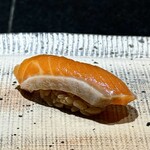 鮨 西崎 - ■トキシラズ
      旨味はもちろんのこと、香りのインパクトがしっかりで、いつまでも余韻が残ります。