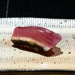 鮨 西崎 - ■鰹
      カツオちゃんも負けていないですよ。
      爽やかですが旨味はしっかり。
      刻んだ玉葱とは、長年連れ添った夫婦のように、完璧に馴染んでます(^^)