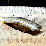 鮨 西崎 - ■小肌
      いつもながら、鮪の脂を切るために、しっかりと締めて。
      それでも、噛むと滲み出す旨味は、ちゃんと主張があります。