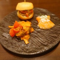 イタリア料理と吉祥寺 - 前菜(サーモンマリネ、カポナータ、ボンボローネ)