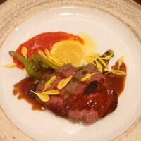 イタリア料理と吉祥寺 - 短角牛のステーキ万願寺唐辛子添え(パプリカソース、菊の花のソース、フォンドボーソース)