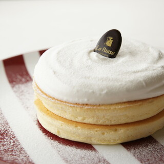 こだわりの製法で焼き上げた当店オリジナルのスフレパンケーキ♪