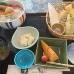 雪庭 - 本日のランチ。脇役お豆腐が中華風味で美味。