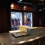 たんや又兵衛 - 焼き台と熟成中のタン 2014.3.2X