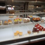 パティスリーマサ - ショーケースの様子。