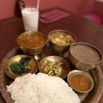 ネパール料理バルピパル - ダルバート（カレー２種）