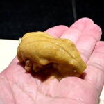 鮨 西崎 - ■紫雲丹
      カネシン水産さんから。
      こりゃあ、いい雲丹ですわい。紫だから香りが高いのはもちろんですが、味がしっかりしてる。
      美味しいぞ♪