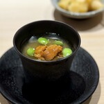 鮨 西崎 - ■枝豆と雲丹の養老蒸し
      山芋の甘さに、枝豆の食感のアクセント。
      山葵との相性が素晴らしく、とてもホッとする美味しさです。