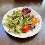 バルバルキッチンアメリ - 毎度のランチサラダ
      夏場は暑さでサラダにいつも入っている食満豆腐の冷奴の保存が難しいらしい。