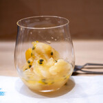 うを徳 - 2024.7 水菓子（桃ソルベ、桃コンポート、プラム、屋久島産パッションフルーツ）