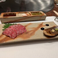 ビフテキのカワムラPremium 北新地店 - 炙り、ジュレしょうゆと3種の薬味の組合せが楽しめます