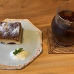 ドングリー ブックス&ストーリーカフェ - 