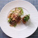 花の宴 - 備長鮪のムシャマ、ケールのサラダ、知多産豚サルシッチャのスモーブロー