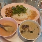 泉州屋タイ食堂 - ガパオごはん￥６００　＋２種盛り（グリーンカレー）￥１００