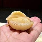 鮨 西崎 - ■帆立
      藁で燻していますが、香りの品がいいんです。
      これまた、しっかりと味が濃い！