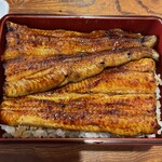 鰻重 - ご飯が見えない程の鰻の大きさ