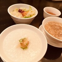 廣東料理 民生 ヒルトンプラザウエスト店 - お粥に薬味を乗せて　とろとろでとても美味しかった
