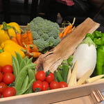 薪焼き flamma - 今日使用しているお野菜と持って来てくれます