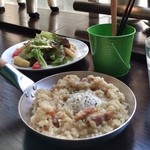 94Bcafe - ランパス使用で「日替わりリゾットセット」に。サラダと選べるドリンク付き。写真は遠近おかしくなってしまったけど、サラダがしっかりボリュームで嬉しい。