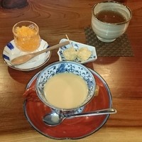 鴨川たかし - コーヒーか紅茶とデザート。
                デコポンのゼリー、わらびもち。