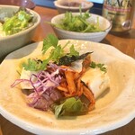 大戸屋 - 冷んやり豆腐サラダにパクチーとキムチ乗せ！！