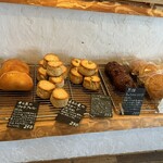 天然こうぼぱん とことこ - 午前中は、豊富な品揃えなんですヨネスケ(*'ω'*)