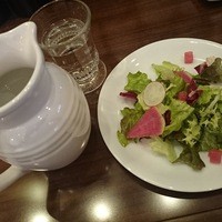 ビストロ ニドワゾォー - 彩り豊かなサラダと、可愛いグラス＆カラフェ