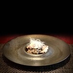 西欧料理 サヴァカ - ③ 茸4種（？？？：アカマツと聞こえたがその様な茸は無し...、アイコウ= 藍膏薬茸？、ムラサキヤマドリ、マッシュルーム：風味付け）のフリカッセ（=煮込み）、穴熊の炭火炙り