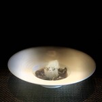 西欧料理 サヴァカ - ⑤ 茸4種（アミタケ、マイタケ、ムキタケ、キクラゲ）入り夏鹿のコンソメスープ、大井川産？天然鼈+炒めマッシュルームの大根詰め添え