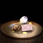 西欧料理 サヴァカ - ④ ヤマドリダケモドキのソテー、鹿+猪のテリーヌ+マスタードソース、赤玉葱のピクルス+馬鈴薯+茄子+レタスのサラダ+バルサミコのエスプーマ