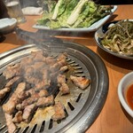 カンガンスルレ - 店員さんが焼いてくれます。ネギサラダもセットです。