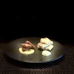 西欧料理 サヴァカ - ② アカジコウ（= アケボノヤマドリタケ）のフライ、タルタルソース
      　 大井川産天然鰻とヒラタケのフリット、枝豆のピューレ添え