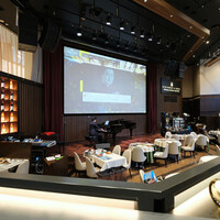 俺のフレンチ グランメゾン 大手町 - ピアノ生演奏の風景です