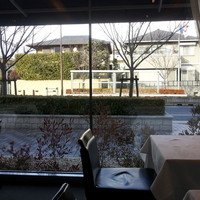 ル ベナトン - 店内より撮影。山手幹線沿いなのですが周辺には落ち着いた住宅が並んでいます。