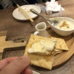 大衆バル ビストロ パッチョ - クラッカーにクリーミーなちーず豆腐を乗せて、はちみつをかけていただきます。