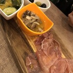 大衆バル ビストロ パッチョ - 生ハムにオリーブにキノコときゅうりが。