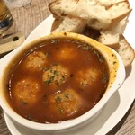 大衆バル ビストロ パッチョ - トマトスープにミートボールが。バケットをディップしていただきます。