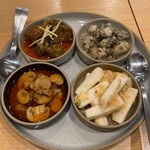 スパイスパレット - 左上から時計回りに砂肝、ツブ貝、長芋、マッシュルーム