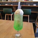 吉祥寺 八百屋バル - ドリンクはアルコールとソフトドリンクがありメロンクリームソーダを選びました(*´ ˘ `*)ｳﾌﾌ♡