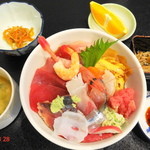 Chisou Ezumi - (ランチ)海鮮丼セット(1050円…Tax5%込)　この豪華さでこのお値段はCP高いです　※おしんこの小皿が画角から抜けてますネ