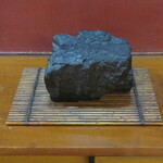 料亭 金鍋 - 床の間に特大の黒ダイヤ